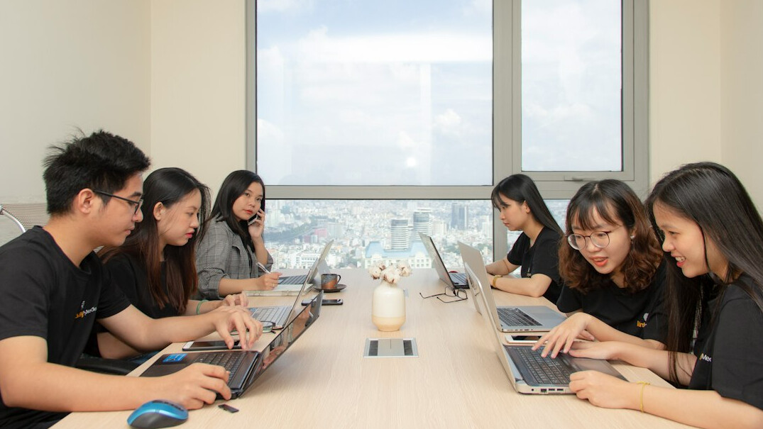 teenagers coding together
