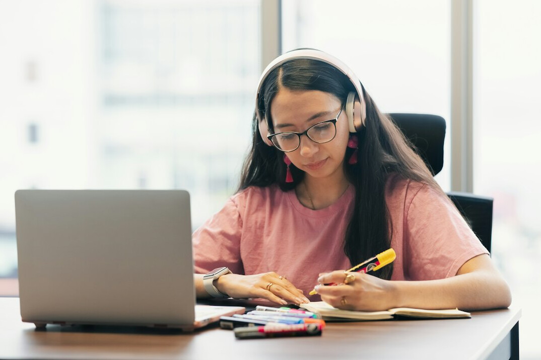 students in online coding class